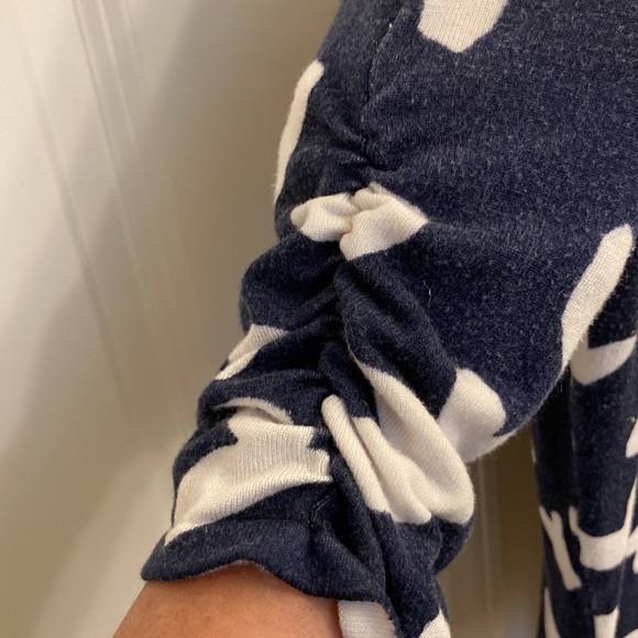 Short sleeve sweater. Elastic in the sleeves to hold them in place. - Picture 4 of 4